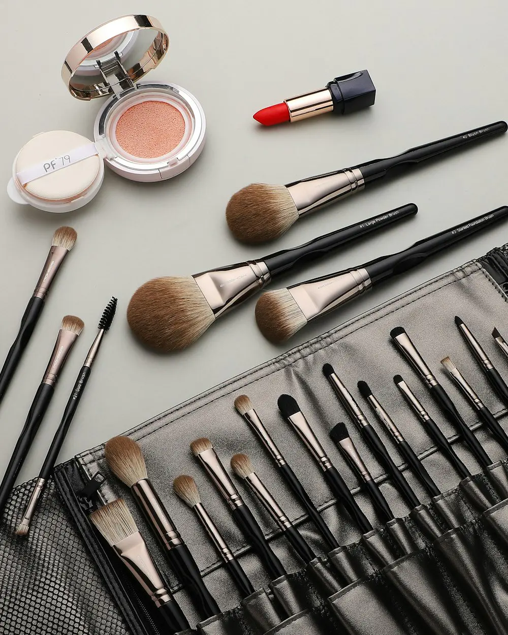 Kit de brochas y polvo compacto
